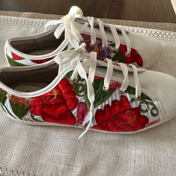 Embroidered Shoes - Picture 2 of 5